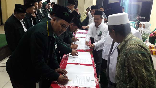 KOMITMEN - Sebanyak 16 anggota Fraksi PKB Sidoarjo menandatangani komitmen bersama agar tidak mbalelo usai dibaiat para kiai PCNU Sidoarjo di kantor DPC PKB Sidoarjo, Jumat (20/08/2019) malam