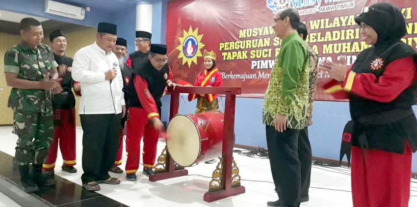 BUKA - Pimpinan Pusat Tapak Suci Putera Muhammadiyah, M Afnan Hadikusumo dan Bupati Sidoarjo, Saiful Ilah membuka acara Muswil ke XI di Aula Smamda Sidoarjo, Sabtu (28/09/2019)