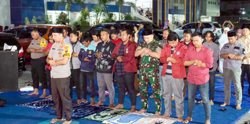 SALAT - Kapolresta Sidoarjo, Kombes Pol Zain Dwi Nugroho salat ghaib berjamaah bersama puluhan mahasiswa Umsida untuk mahasiswa yang meninggal dunia asal Kendari sebelum Mimbar Demokrasi, Jumat (27/09/2019) malam