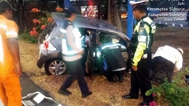 TABRAK - Mobil Honda Brio bernopol L 1453 GG yang dikemudikan Monica Kristianty (21) mahasiswa asal Perum Taman Pinang Indah Desa Lemahputro, Kecamatan Sidoarjo menabrak tiang listrik di Exit Tol Sidoarjo hingga tewas, Senin (9/9/2019)