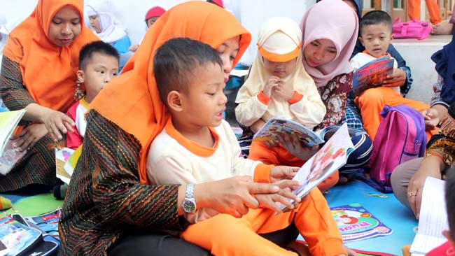 TAK MENGANDALKAN BOS - Sejumlah siswa dan siswi KB TK Al Muslim Waru, Sidoarjo berkunjung ke KB Al Huda Desa Brebek, Kecamatan Waru, Sidoarjo untuk mengkampanyekan literasi pada Hari Aksara Internasional (Hari Literasi), Jumat (06/09/2019). (wan)