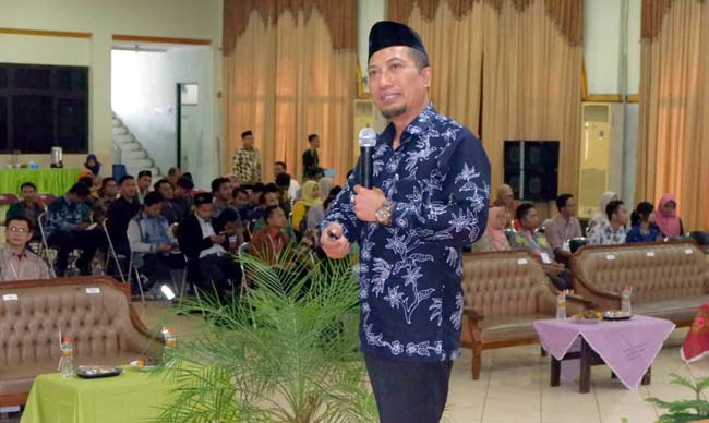 SEMINAR - Guru Besar Institute Teknologi Surabaya (ITS), Prof Agus Rubiyanto memberikan paparan soal teknologi 4.0 dalam acara Seminar Nasional Teknologi dan Sains di Gedung Rahmatul Ummah, Unusida, Rabun(18/09/2019)