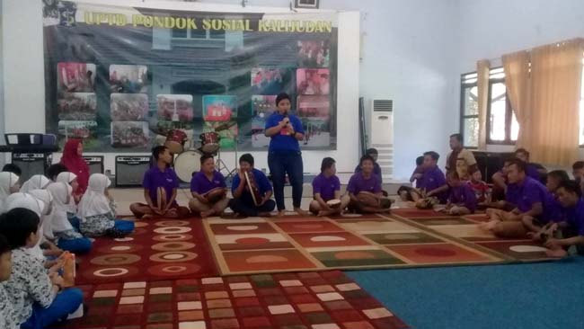 BERBAGI - Sejumlah siswa kelas IV SD Al Muslim mengunjungi di UPTD Kampung Anak Negeri (KANRI) Villa Kalijudan XV Nomor 2 – 4 Surabaya untuk berbagi, Kamis (8/8/2019)