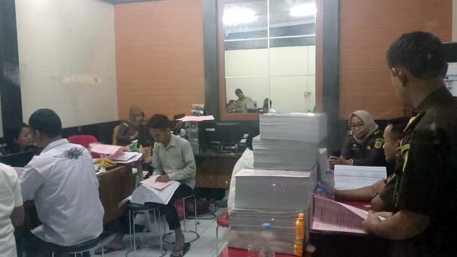 LIMPAHKAN - Sejumlah penyidik Bareskrim Mabes Polri dan Kejaksaan Agung melimpahkan berkas kelima tersangka kasus penyerobotan tanah Puskopkar seluas 23 hektar ke Kejaksaan Negeri (Kejari) Sidoarjo, Rabu (18/9/2019)