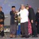 PENGHARGAAN - Bupati Sidoarjo, Saiful Ilah memberikan penghargaan Munali Patah Award 2019 di gedung MPP, Rabu (18/9/2019)