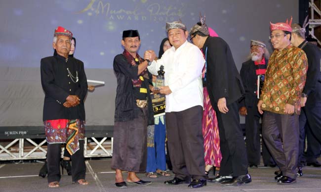 PENGHARGAAN - Bupati Sidoarjo, Saiful Ilah memberikan penghargaan Munali Patah Award 2019 di gedung MPP, Rabu (18/9/2019)