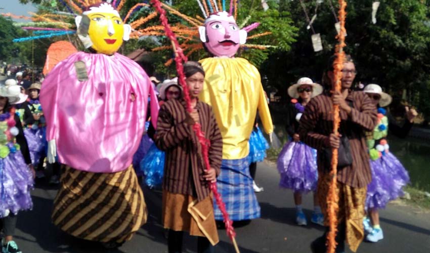 Sepasang ondel- ondel dari Betawi meramaikan pawai budaya di Desa Junwangi Kecamatan Krian. (par)