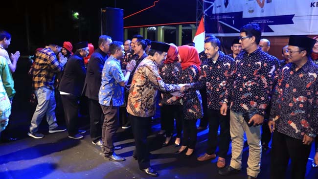 DILANTIK - Puluhan pengurus Kadin Sidoarjo periode 2019 - 2024 dilantik di Alun-Alun Sidoarjo bersamaan Great Expo dan peluncuran aplikasi sidoarjobisnis.com, Senin (23/09/2019) malam