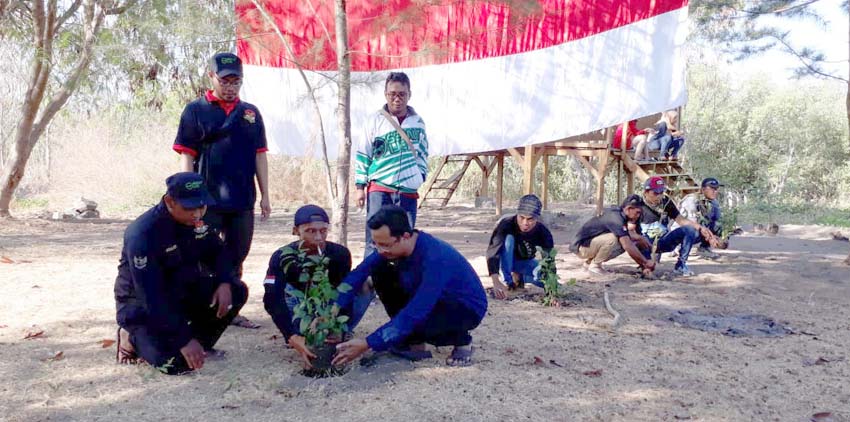 Relawan Sido Resik dan Pegiat Medsos Tanam Pohon dan Bersihkan Pulau Lusi