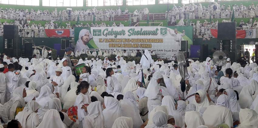 SHOLAWAT - Ribuan guru TK (RA) Muslimat se Sidoarjo memenuhi GOR Sidoarjo mengikuti sholawat bersama Habib Anis Syahab, Sabtu (28/09/2019)