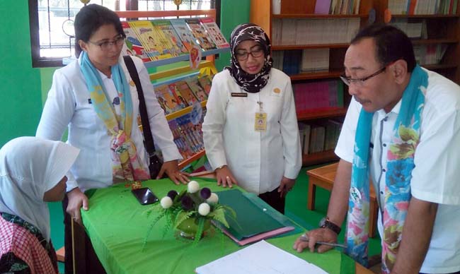 Kepala SDN Simoangin- Angin. Hj. Wahyu Irnaningsih dan Kepala Puskesmas, dr. B. Irawati mendampingi tim penilai. (par)