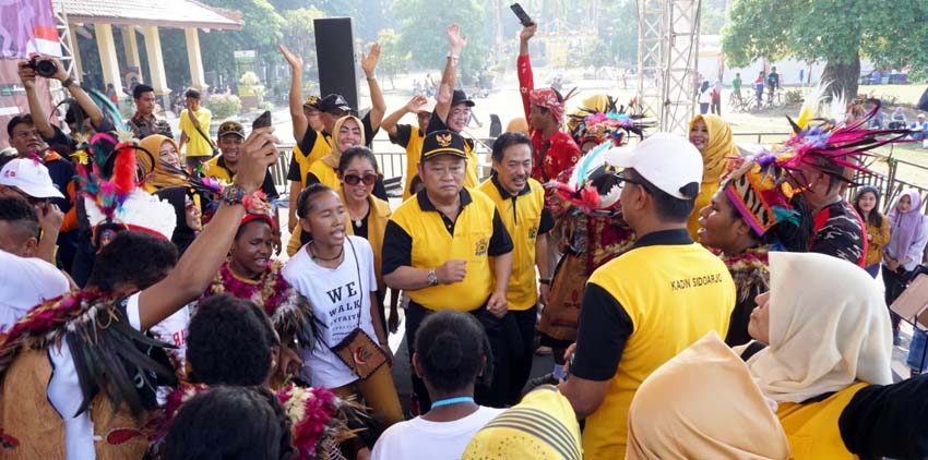 SENAM - Bupati Sidoarjo, Saiful Ilah dan Forkopimda senam bersama warga Papua saat penutupan Expo Kadin Sidoarjo, Minggu (29/9/2019)