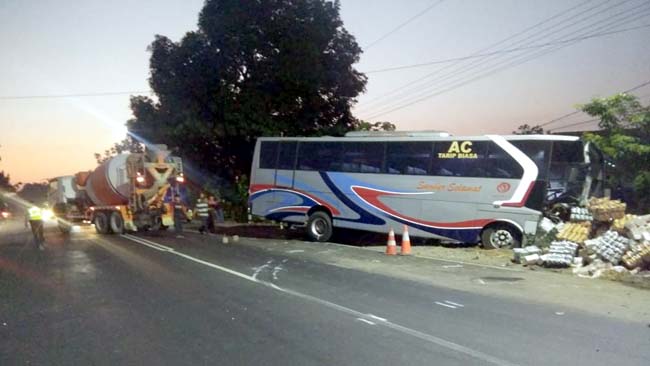 NYUNGSEP - Bus Sumber Selamet nyungsep ke pinggir JL Raya Mojokerto - Surabaya, Desa Bakung Temenggungan, Kecamatan Balongbendo, Sidoarjo usai tabrakan adu moncong dengan truk pengangkut makanan ringan, Sabtu (07/09/2019) dini hari