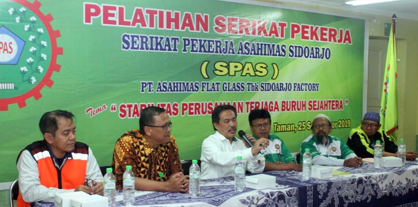 DIALOG - Wabup Sidoarjo, Nur Ahmad Syaifuddin berdialog dengan Serikat Pekerja Asahimas Sidoarjo (SPAS) dalam Pelatihan Serikat Pekerja di PT Asahimas Flat Glass Tbk, Sidoarjo Rabu (25/9/2019)