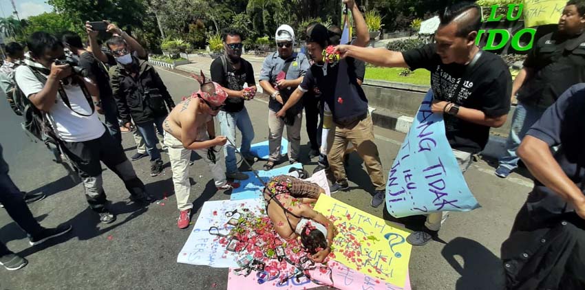 Puluhan wartwan melakukan aksi demo di alun-alun Sidoarjo (gus)