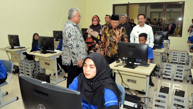 RESMIKAN - BLK Sidoarjo di Desa Janti, Kecamatan Tulangan, Sidoarjo diresmikan Direktur Jenderal Pembinaan, Pelatihan dan Produktivits Kementerian Ketenagakerjaan RI, Bambang Satrio Lelono dan Bupati Sidoarjo, Saiful llah, Jumat (13/09/2019) sore