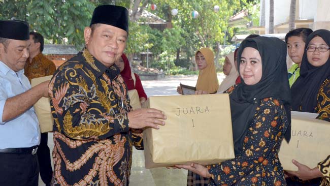 GEBYAR - Bupati Sidoarjo, Saiful Ilah memberikan hadiah kepada peserta Gebyar Prestasi Keluarga Penerima Manfaat (KPM) Program Keluarga Harapan (PKH) Tahun 2019 di Pendopo Delta Wibawa, Sabtu (14/09/2019)