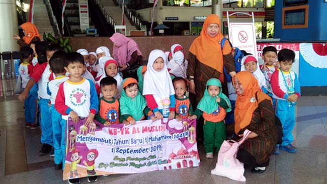 TAK PEDULI BOS - Lembaga pendidikan KB - TK Al Muslim JL Raya Wadungasri, Kecamatan Waru, Sidoarjo dikelola secara mandiri. Ada dan tidak ada BOS kurikulum pendidikan dijalankan sesuai rencana tahun ajaran. (wan)