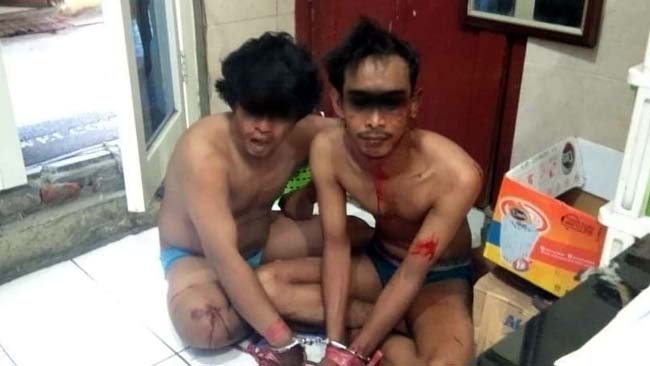 BABAK BELUR - Dua komplotan pencurian motor, Ridwan (25) dan M Misnadi (34) warga Sampang, Madura babak belur usai mencuri di Bengkel Sagita Motor JL Kol Sugiono Dusun Ngeni, Desa Kepuhkiriman, Kecamatan Waru, Sidoarjo, Jumat (02/08/2019)