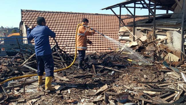 Gudang Penyimpanan Kayu SMK Wijaya Sukodono Terbakar