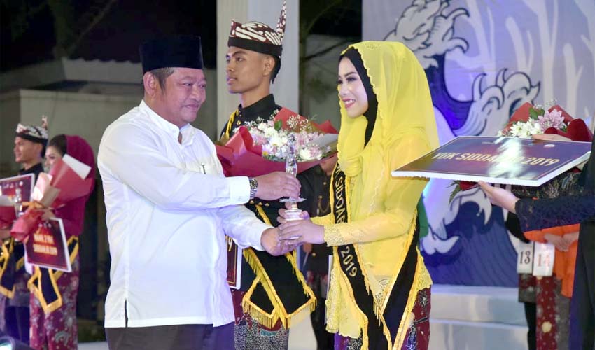 GUK YUK - Bupati Sidoarjo, Saiful Ilah menyerahkan hadiah dan tropi kepada Guk dan Yuk Tahun 2019 yakni Guk Deni dan Yuk Lina dari Kecamatan Sukodono, Sidoarjo, Jumat (18/10/2019) malam