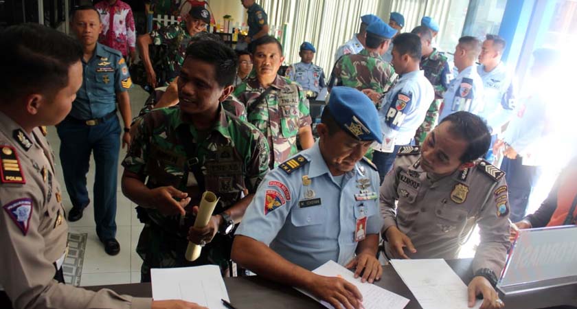 GRATIS - Sebanyak 148 anggota TNI dari sejumlah mengurus perpanjangan SIM gratis di Polresta Sidoarjo dalam rangka HUT TNI ke 74, Jumat (04/10/2019)