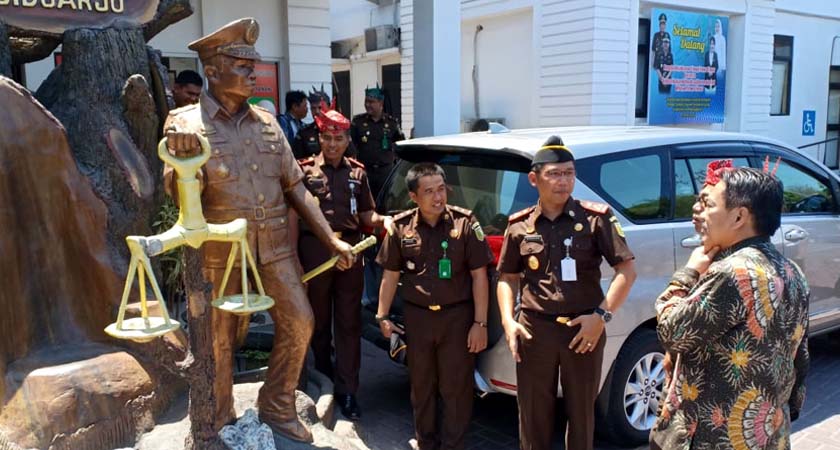 Kajati Sidak Pelayanan Kejari Sidoarjo Menuju WBBK