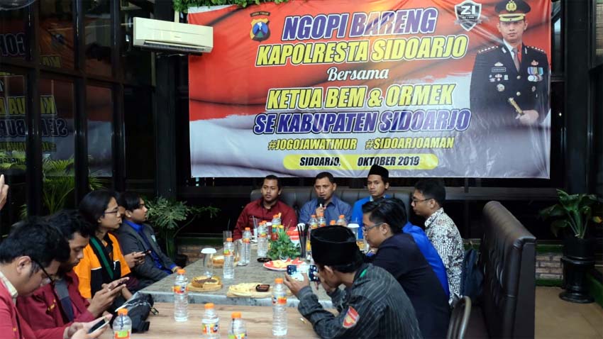 DIALOGIS - Kapolresta Sidoarjo, Kombes Pol Zain Dwi Nugroho ngopi bareng para aktivis mahasiswa di Balkoni Cafe Sidoarjo, Senin (01/10/2019) malam