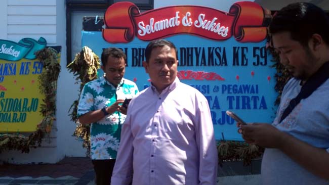 KETERANGAN - Ketua Bidang Umum dan Perlengkapan Komite Nasional Indonesia (KONI) Sidoarjo Abdul Wahab mendatangi Kejaksaan Negeri (Kejari) Sidoarjo untuk memenuhi panggilan pemeriksaan tim penyidik Kejari Sidoarjo, Senin (29/07/2019)