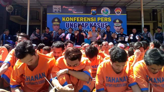 KOMPLOTAN - Sebanyak 93 tersangka pengedar narkoba digulung Satuan Resnarkoba, Polresta Sidoarjo beserta barang buktinya, Senin (02/09/2019)