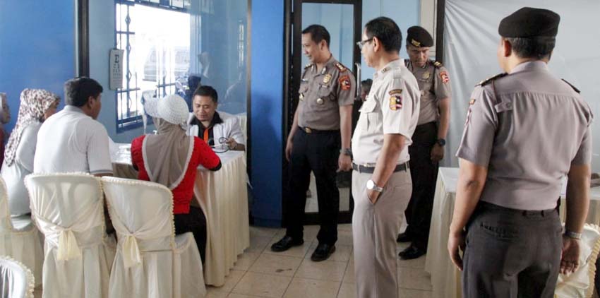 Kepala RS.Bhayangkara Pusdik Sabhara Porong AKBP Drg. Ignatius Hendra A.,Sp. KG meninjau acara baksos kesehatan (gus)