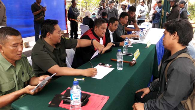 SIDANG - Sebanyak 207 pelanggar lalu lintas mengikuti sidang di tempat saat razia di pintu masuk GOR Sidoarjo, Selasa (03/09/2019)