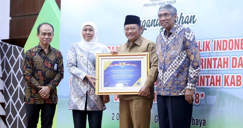 RAIH - Bupati Sidoarjo, Saiful Ilah meraih penghargaan WTP dari Wakil Menteri Keuangan RI, Prof Dr Mardiasmo di Gedung Negara Grahadi, Surabaya, Rabu (02/10/2019)