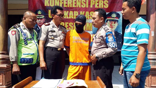 DIRINGKUS - Tersangka Fransiskus Xaverius Kadian (22) alias Veno pemuda asal, Desa Sidorejo, Kecamatan Krian, Sidoarjo dijebloskan tahanan Polsek Prambon, Rabu (31/07/2019)