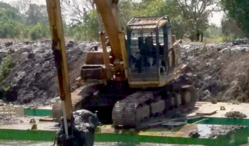 Excavator PT Duta Kartika kebut pengerukan Proyek Avor Sidokare samping Pasar Ikan Lingkar Timur Sidoarjo. (sul)