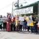 DEMO - Puluhan warga Perum Nirwana Asri Desa Kemasan, Kecamatan Krian, Sidoarjo menggelar demo penolakan pembangunan Tempat Penampungan Sampah Terpadu (TPST) di depan perumahannya, Rabu (4/9/2019)