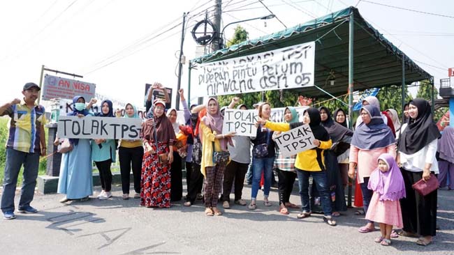 DEMO - Puluhan warga Perum Nirwana Asri Desa Kemasan, Kecamatan Krian, Sidoarjo menggelar demo penolakan pembangunan Tempat Penampungan Sampah Terpadu (TPST) di depan perumahannya, Rabu (4/9/2019)