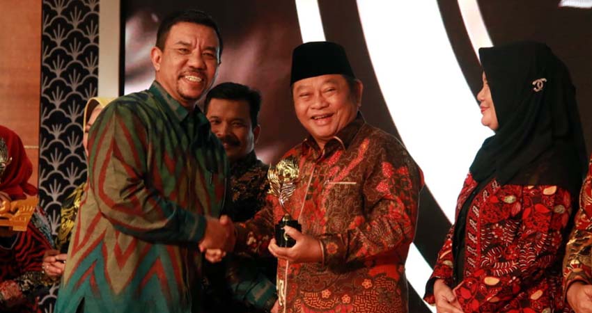 PENGHARGAAN - Ketua Panitia Penyelenggara API 2019, Hiro Kristianto memberikan penghargaan kepada Bupati Sidoarjo, Saiful Ilah lantaran Lusi Destinasi Wisata Popuper kedua di Indonesia, di Jakarta, Jumat (22/11/2019) malam