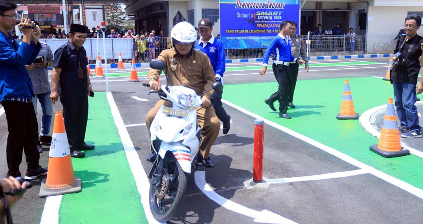 UJI COBA - Bupati Sidoarjo, Saiful Ilah menguji coba smart Driving Test di halaman Satuan Lantas, Polresta Sidoarjo untuk merasakan uji coba bagi pemohon SIM C, Senin (4/11/2019)