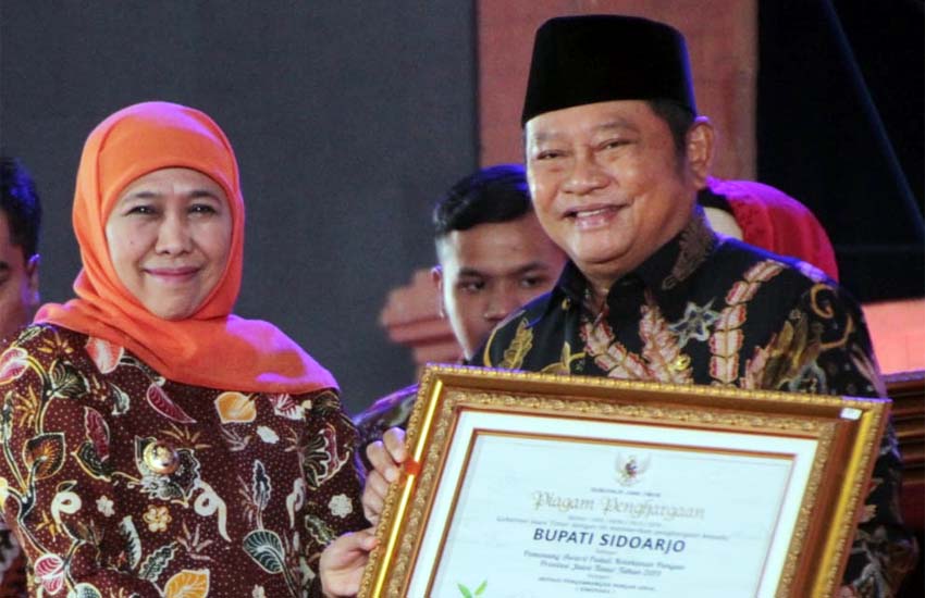 PENGHARGAAN - Bupati Sidoarjo, Saiful Ilah menerima penghargaan Ketahanan Pangan dari Gubernur Jawa Timur, Khofifah Indar Parawansa di Jatim Expo, Surabaya, Selasa (19/11/2019)