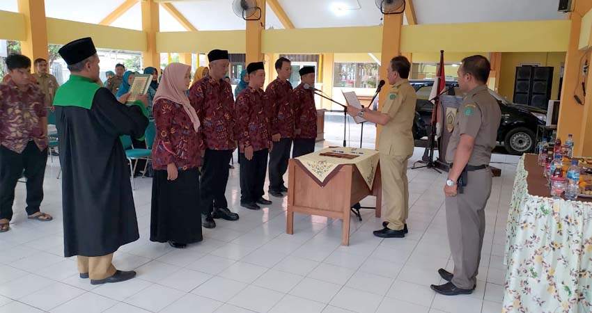 Camat Jabon M. Aziz Muslim S. Sos, mengambil sumpah jabatan anggota BPD Desa Pejarakan ( gus)