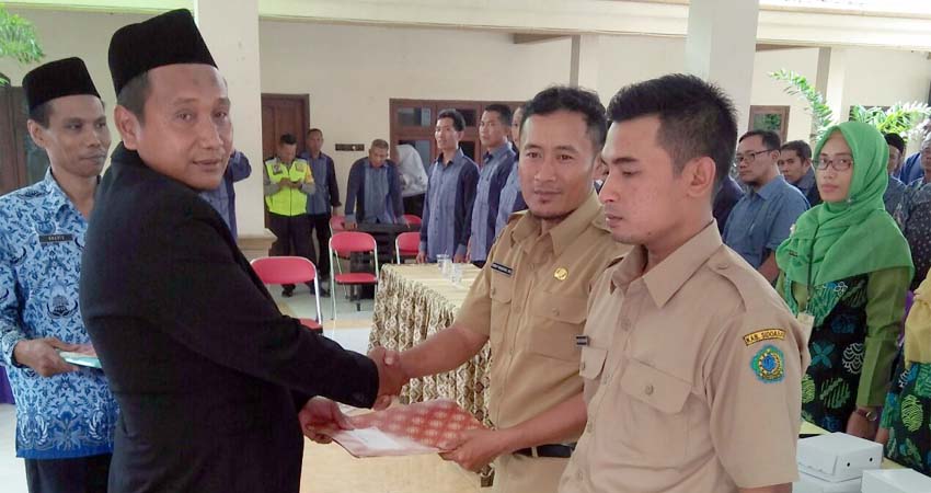 Kepala Desa Junwangi, Syatra Ikhsandra, ST. Menyerahkan SK kepada kedua Perangkat Desa. (par)