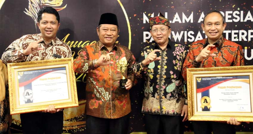 PENGHARGAAN - Kemenpan RB memberi penghargaan kepada Dinas Penanaman Modal Pelayanan Terpadu Satu Pintu (DPMPTSP) dan RSUD Sidoarjo menjadi role model pelayanan publik nasional di Jakarta, Jumat (22/11/2019)