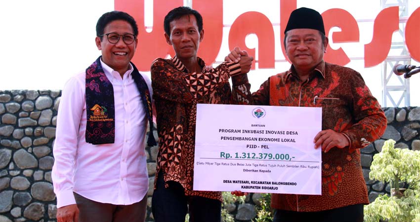 GELONTOR - Bupati Sidoarjo, Saiful Ilah menerima bantuan Kementerian PDTT, Abdul Halim Iskandar Rp 1,3 miliar untuk Desa Agrowisata, Desa Watesari, Kecamatan Balongbendo, Sidoarjo, Sabtu (23/11/2019)