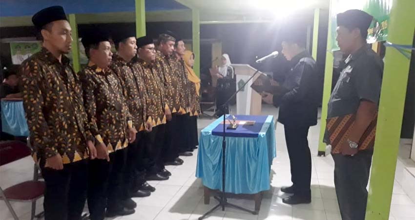 Camat Tanggulangin, Didik Widoyoko S. Sos. MMT, saat mengambil sumpah dan melantik anggota BPD Desa Ngaban (gus)