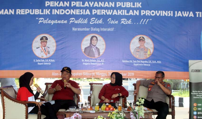 LAYANAN - Bupati Sidoarjo, Saiful Ilah bersama Ombudsman Jatim mengecek sejumlah instansi yang mengikuti pameran pelayanan publik di Alun-Alun Sidoarjo, Minggu (24/11/2019)