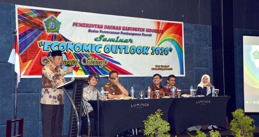 SEMINAR - Bupati Sidoarjo, Saiful Ilah membuka Seminar Economic Outlook 2020 di Hotel Luminor Sidoarjo, Selasa (26/11/2019)