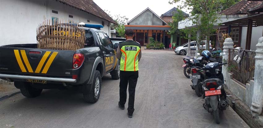 DIAMANKAN - Sejumlah petugas mengamankan barang bukti judi sabung ayam yang ada di Desa Pangkemiri, Kecamatan Tulangan, Sidoarjo, Rabu (27/11/2019) sore