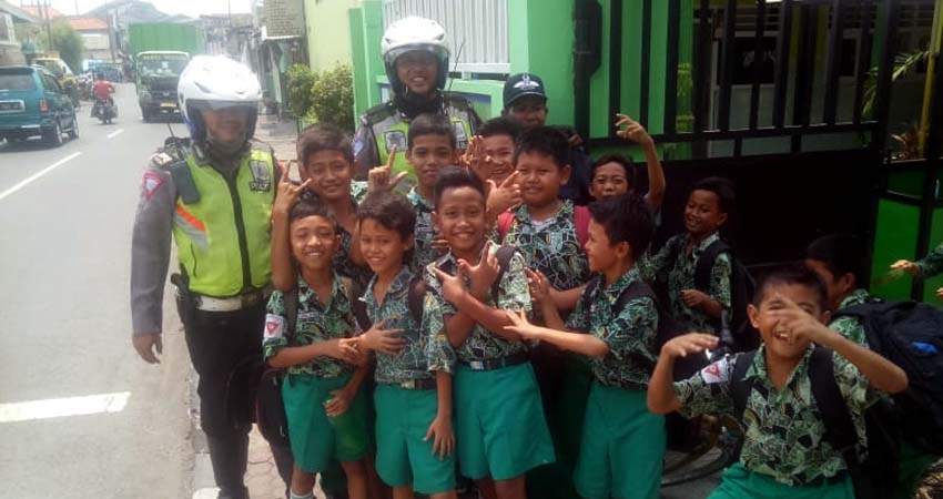 SIAGA - Sejumlah anggota Polresta Sidoarjo bersiaga di sejumlah sekolah sejak adanya isu penculikan anak kemarin. Namun hasilnya polisi memastikan isu penculikan anak itu hoax