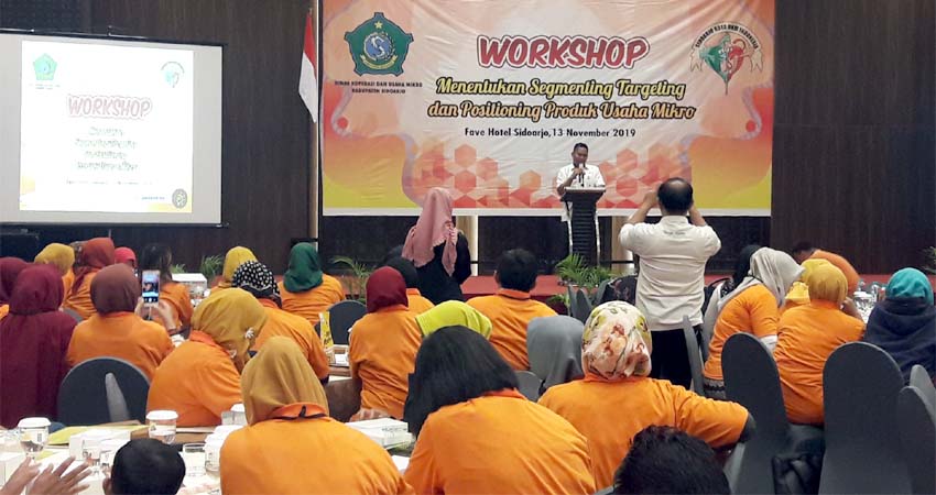 BERSAMA - Kepala Dinas Koperasi dan Usaha Mikro Pemkab Sidoarjo, M Ainur Rahman didampingi Kabid Koperasi dan Usaha Mikro, Erna Kusumawati berpose foto bersama dengan 100 pelaku UMKM saat workshop di Fave Hotel, Rabu (13/11/2019)